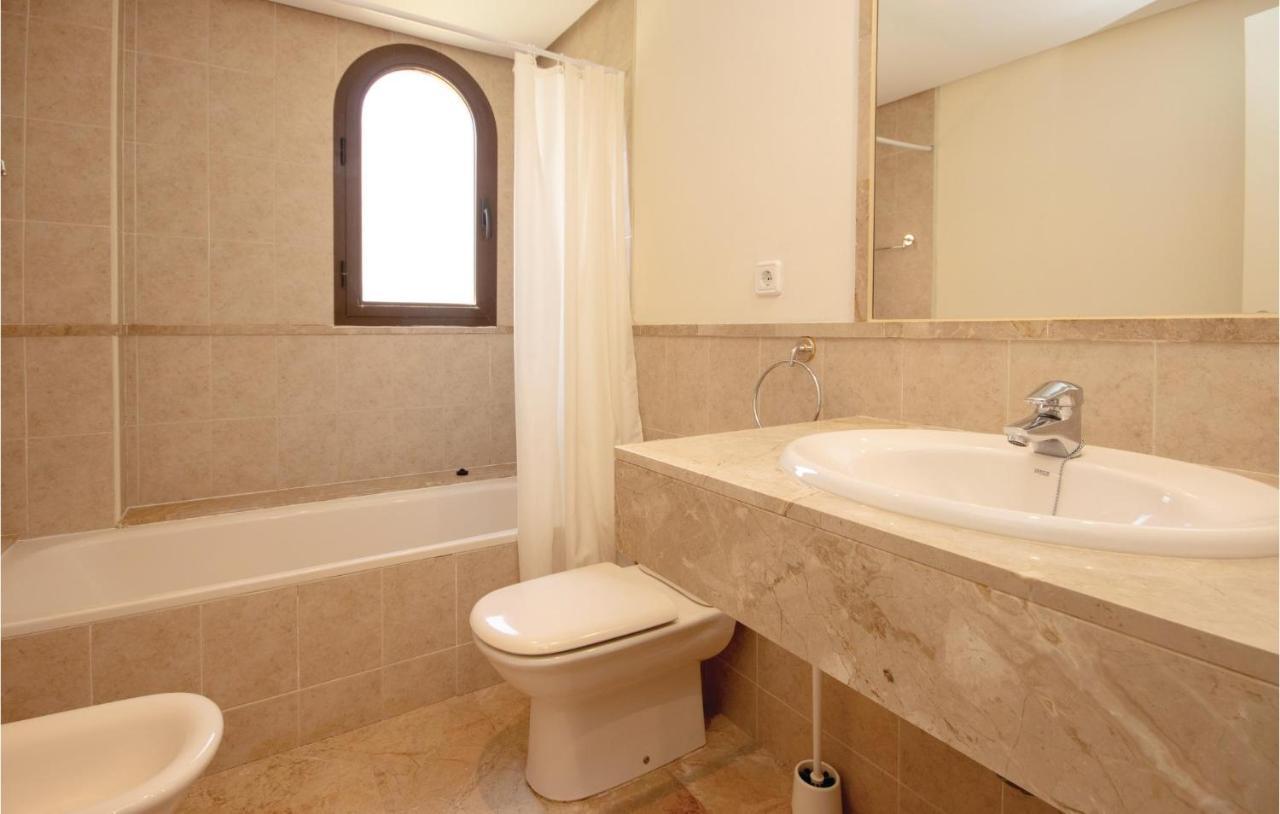 Beautiful Apartment In Estepona With 3 Bedrooms, Outdoor Swimming Pool And Swimming Pool Lägenhet *