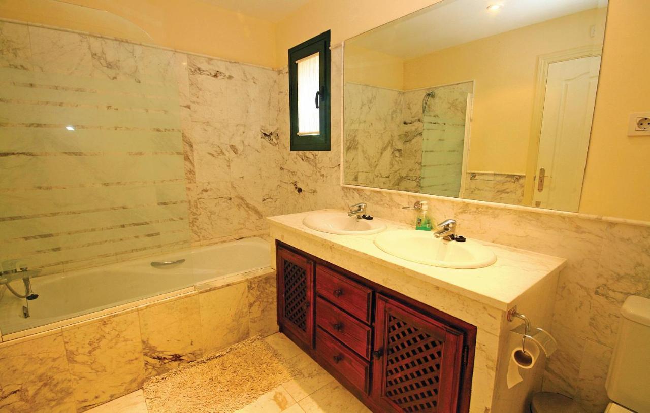 Lägenhet Beautiful Apartment In Estepona With 3 Bedrooms, Outdoor Swimming Pool And Swimming Pool *