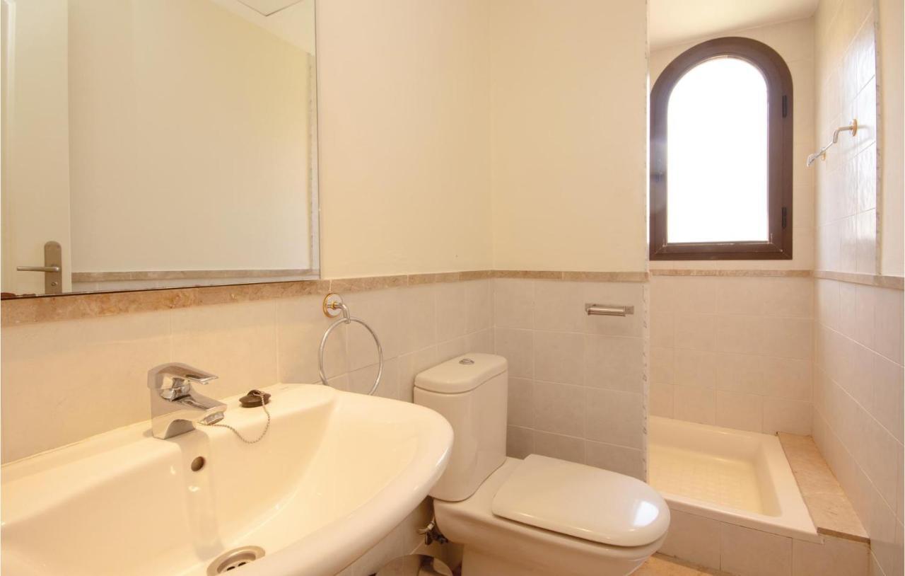 Beautiful Apartment In Estepona With 3 Bedrooms, Outdoor Swimming Pool And Swimming Pool Lägenhet